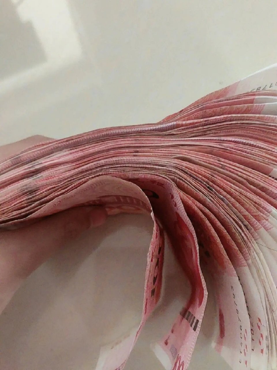 我今年的压岁钱 今天想去存钱,然后一存钱罐就看见了这么一沓钱