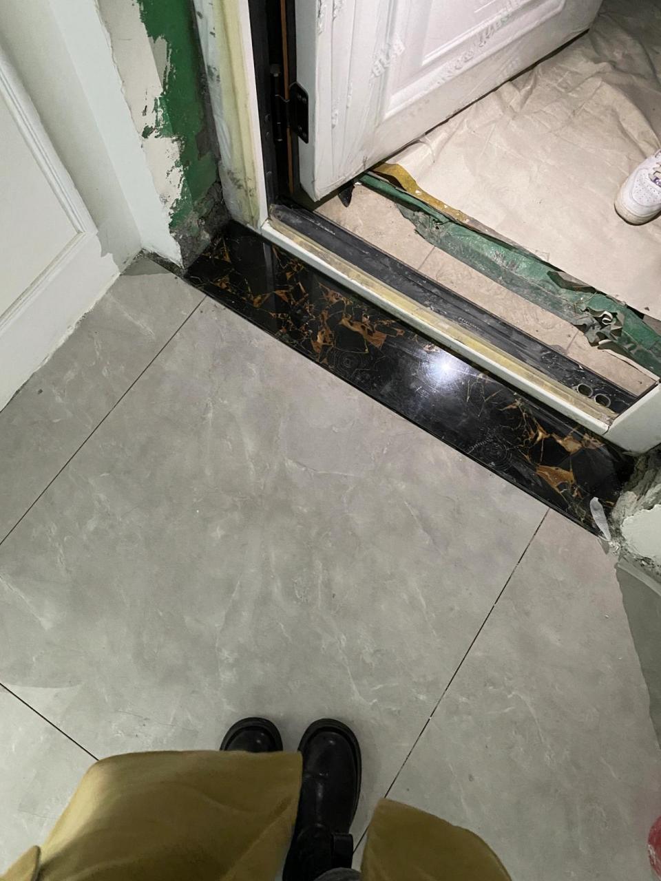 但实在是不太喜欢红色的门槛石 庆幸还好坚持了自己的眼光 这个颜色