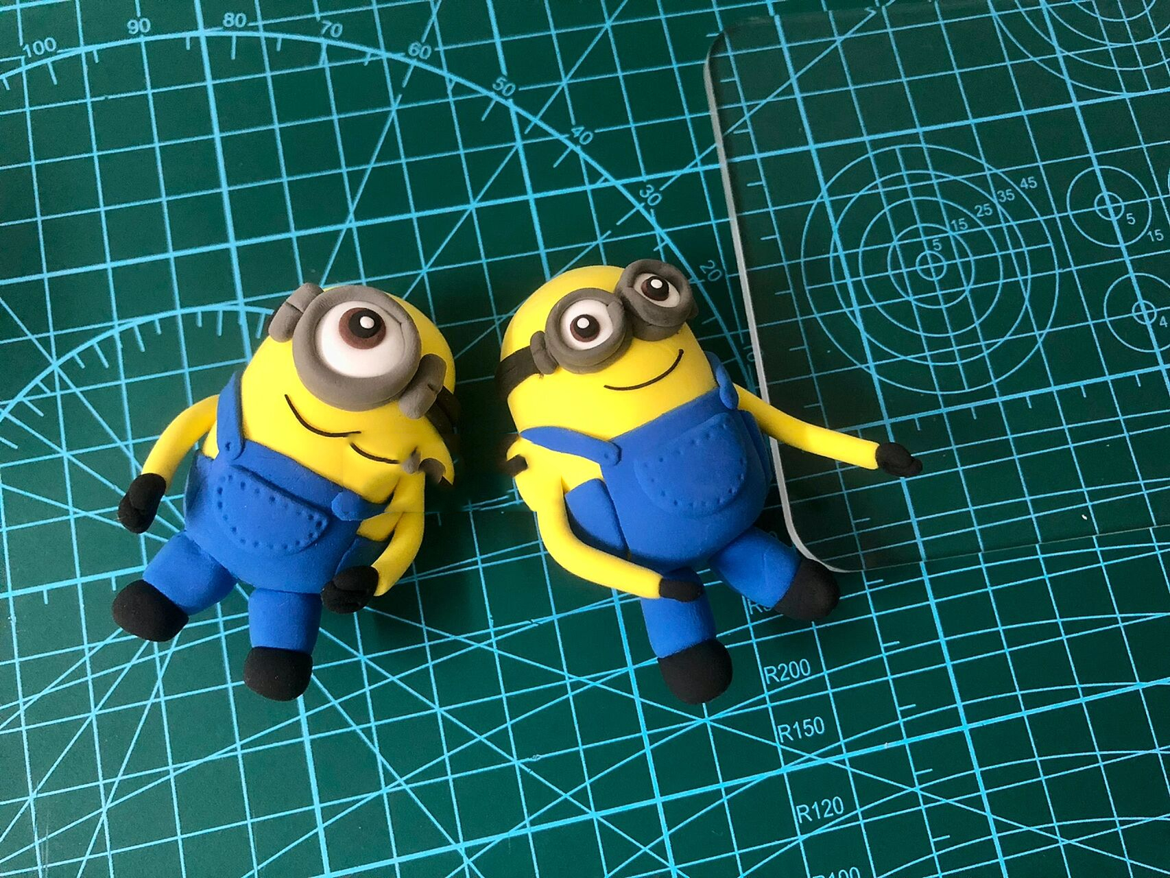 超轻粘土|小黄人来啦 粘土新手,捏完总是有皱皱巴巴的 但是不妨碍我