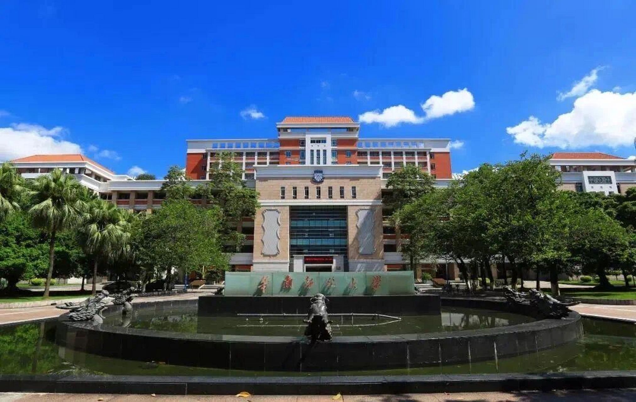 贫困级:生活费600元以下 2.温饱级:生活费600-900元 3.