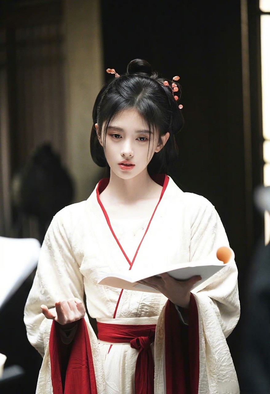 鞠婧祎这次的古装造型也太养眼了吧!一张脸集齐了所有的高颜值特点.