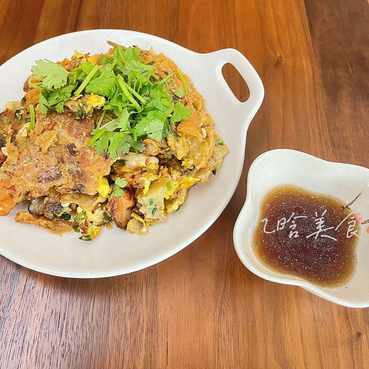 制作的每一步骤十分考究,已有数百年历史的潮汕美食"蚝烙"受到海内外