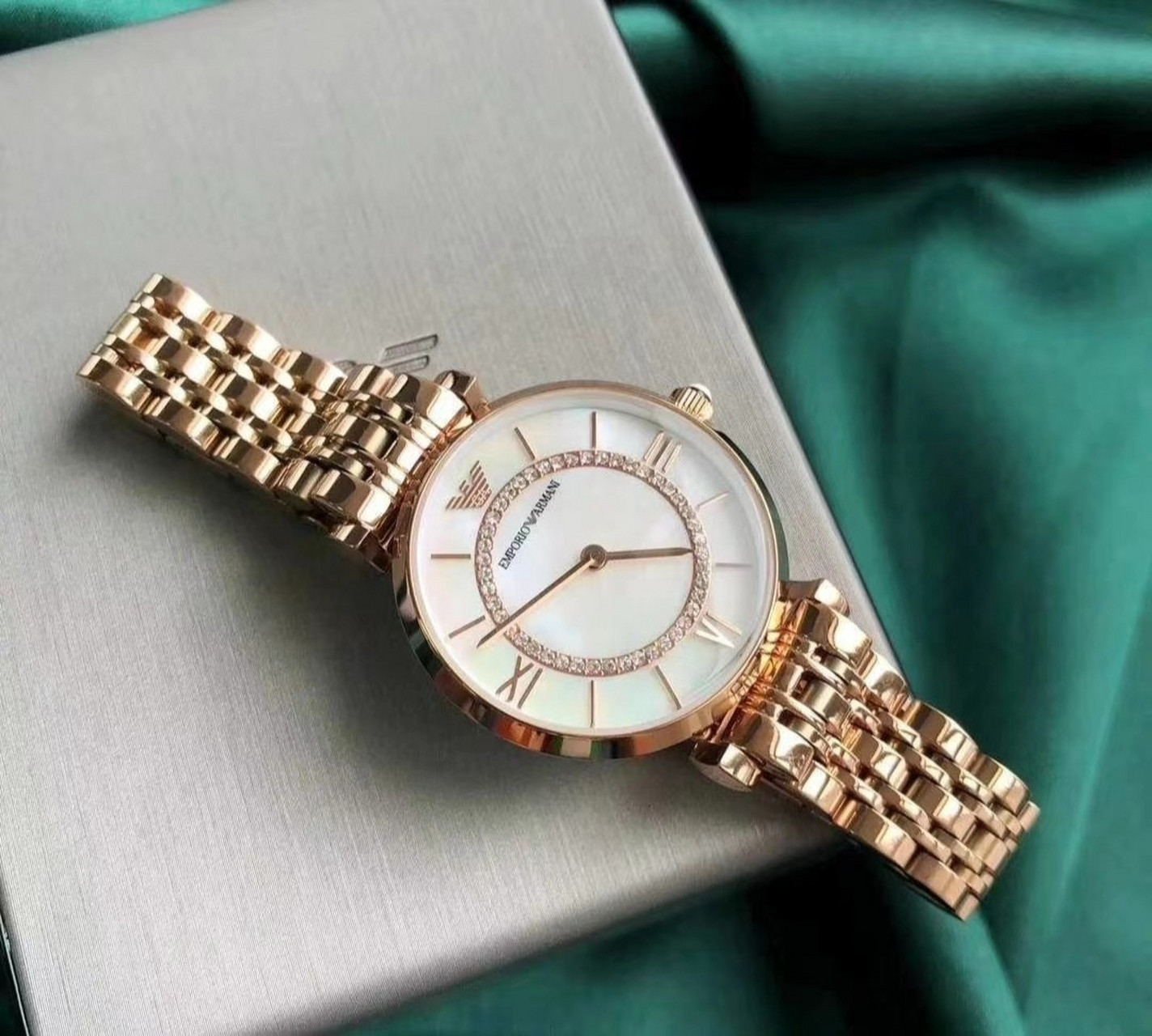 表身的做工,正品的做工比较细致,假的阿玛尼摩天轮手表做工比较粗糙