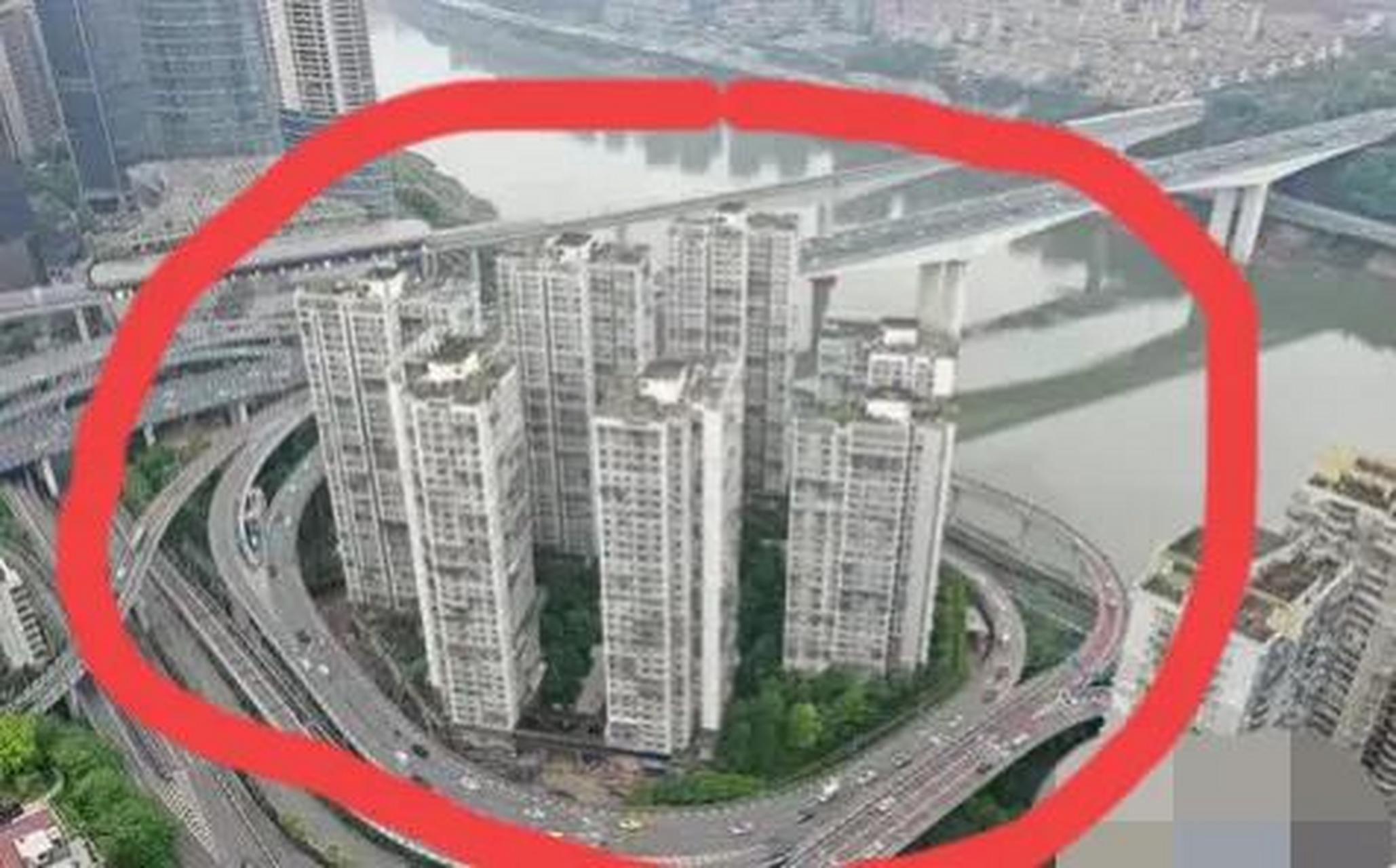 你见过一个小区四方八面都被公路围着的吗?