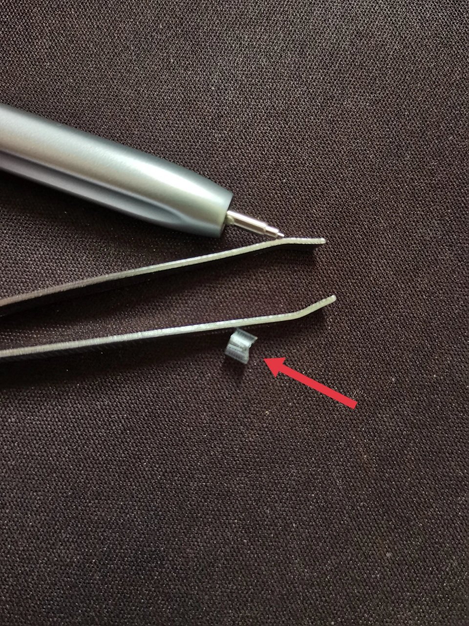 华为手写笔二代断笔头成功取出  不小心摔断了笔尖,里面残留了一段,试
