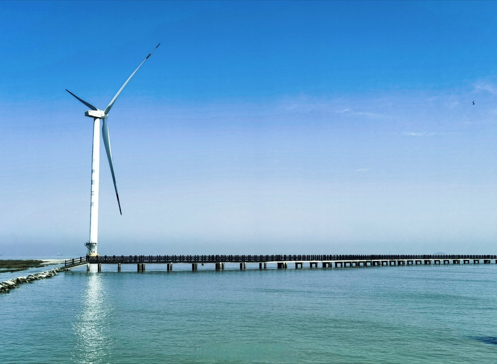 今天来到位于江苏盐城最北边的响水县,游览陈家港的"网红海滩",放眼望