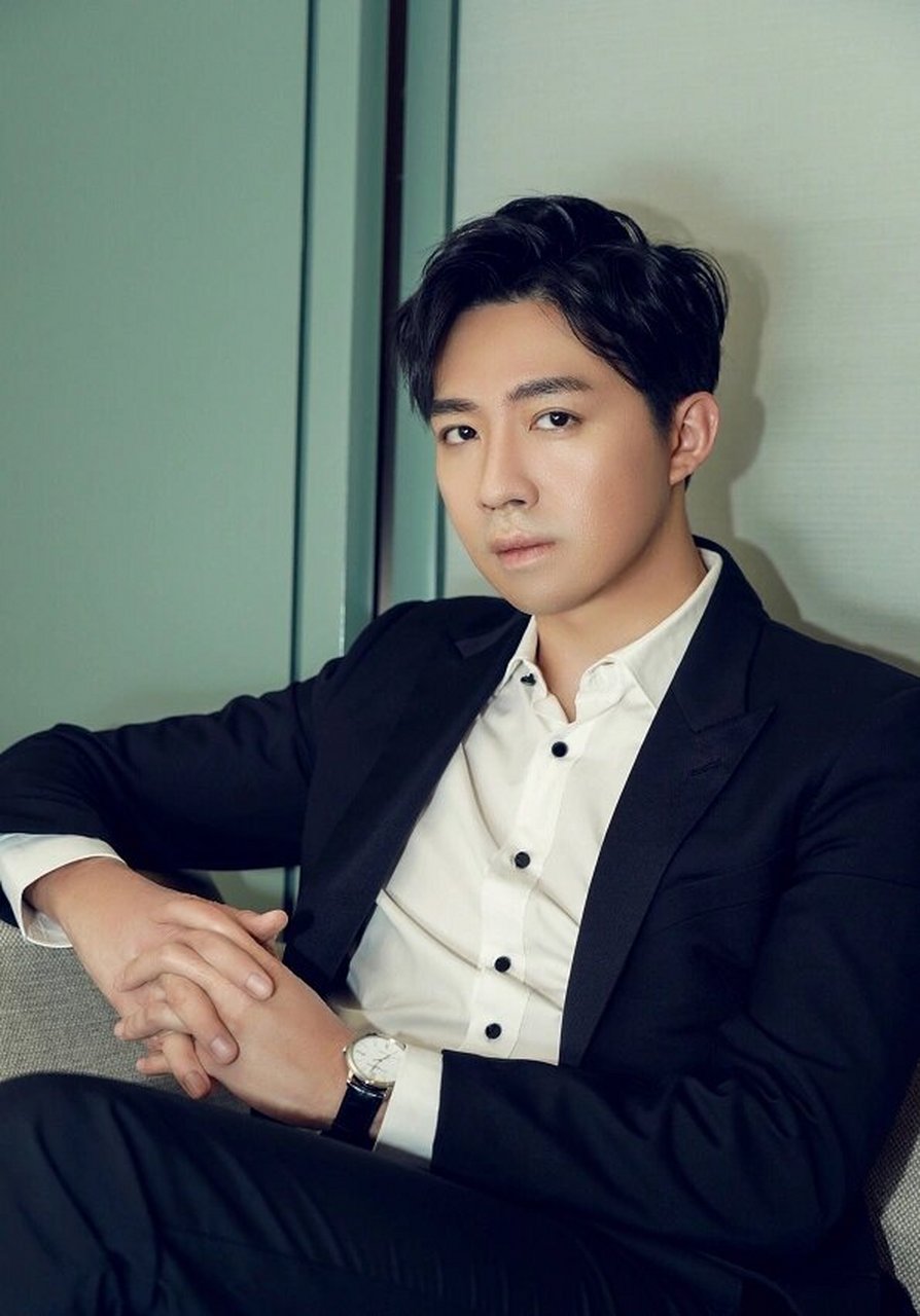 俞灏明:从烧伤的低谷到颜值的巅峰 在华语娱乐圈中,俞灏明是一个令人