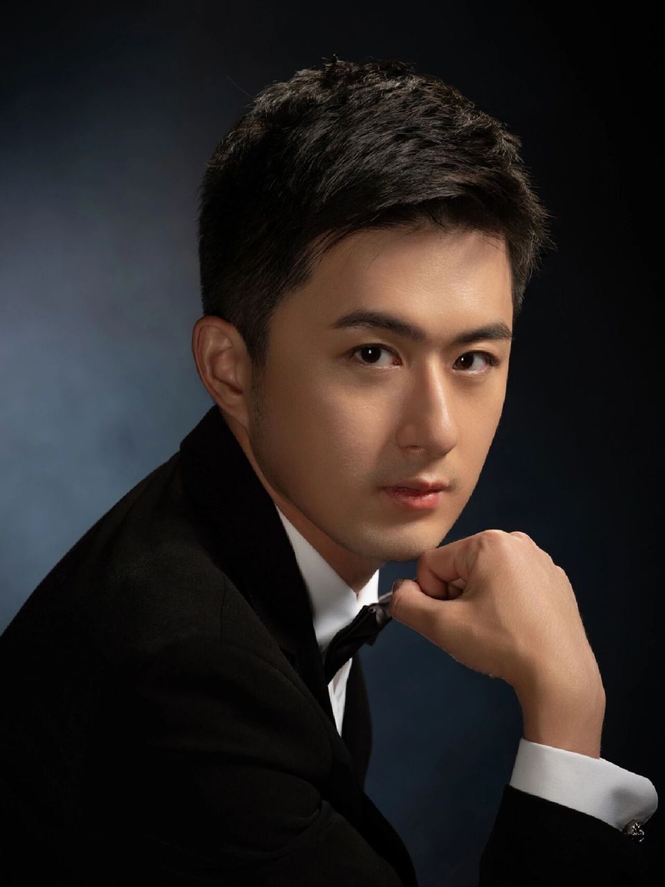 男士经典肖像|光影的魅力 光与影服务于面部的轮廓 硬朗而精细 呈现