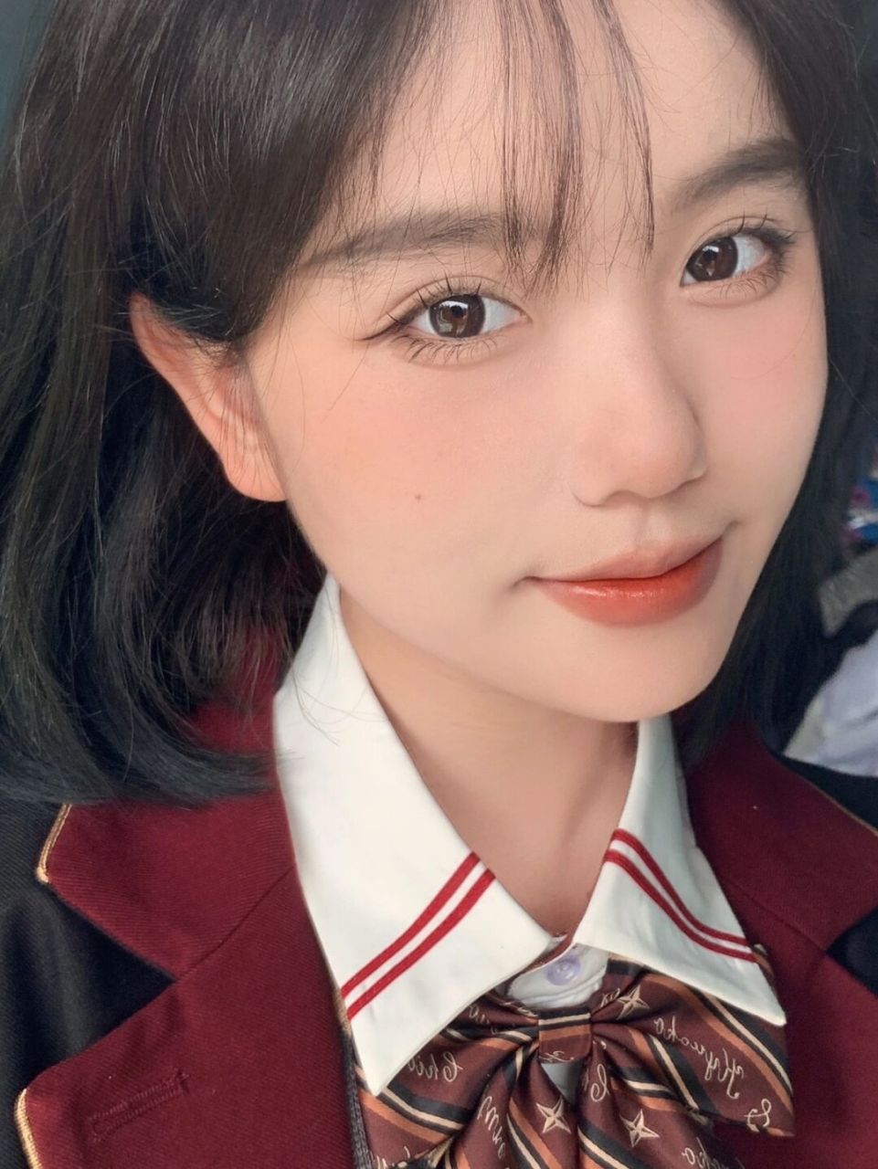 这应该是我为数不多穿jk的照片吧～ 98妆容要点: 涂了一个很元气的