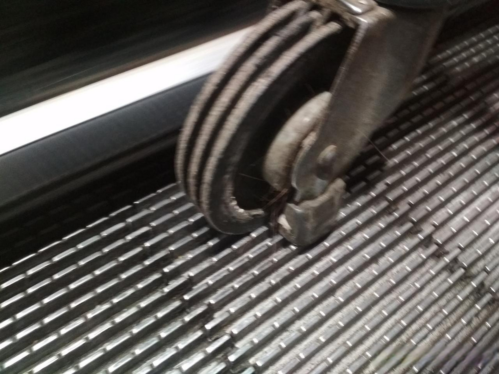 超市购物车的轮子上有凹槽,与电梯地板的凹槽刚好对应.