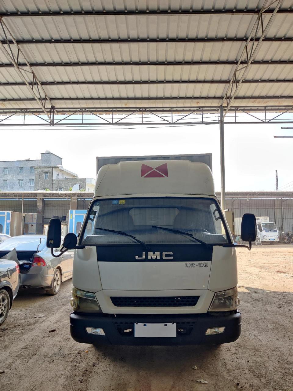 单排江铃宽体厢式货车,是新款高配置驾驶室,五十铃发动机带增压中冷