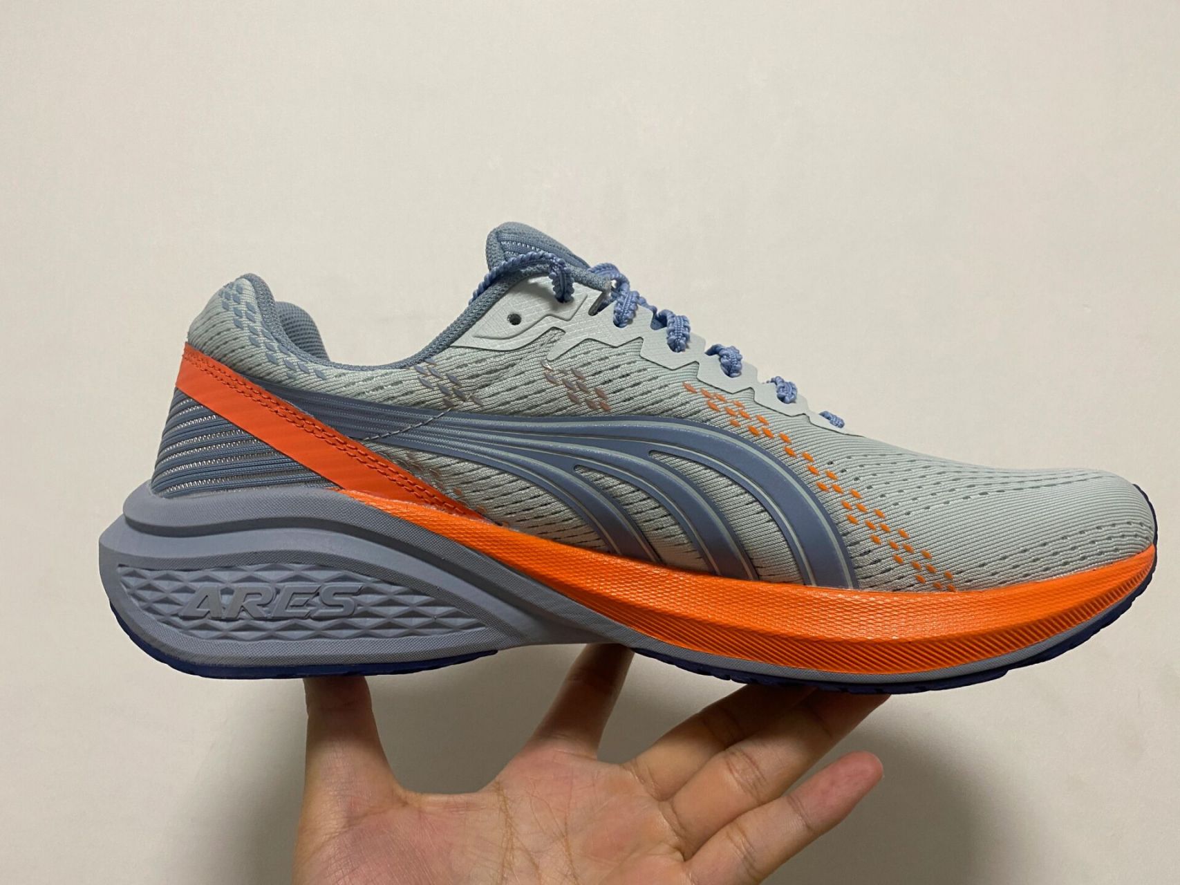 多威 战神3 开箱 多威 战神3 开箱 定位:马拉松训练鞋 鞋面:贾卡网面