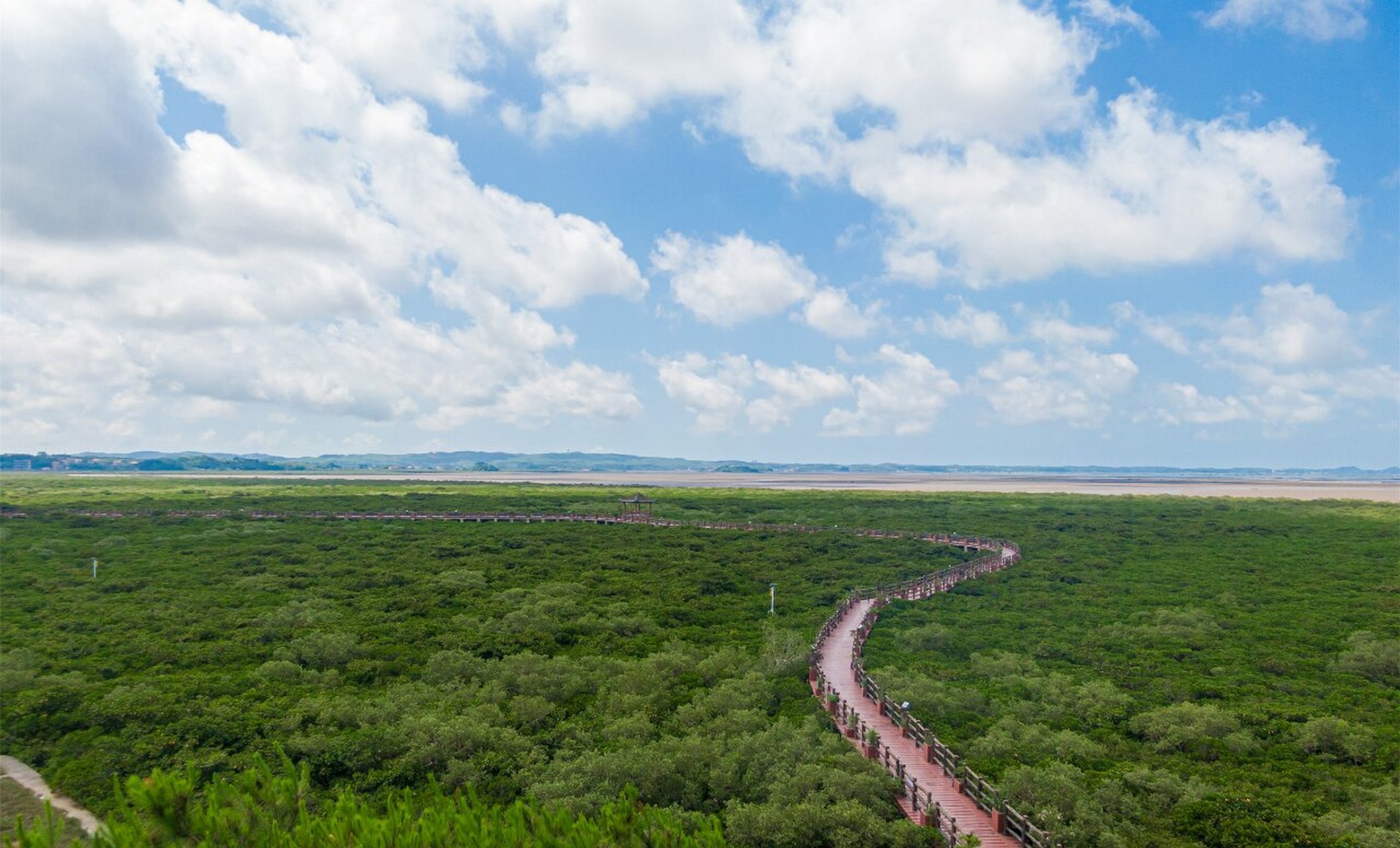 1,白浪滩旅游景区,位于防城港市防城区江山半岛 2,三块石白鹭岛,斡谮