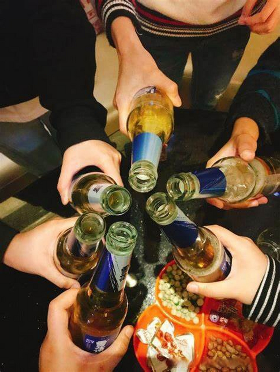 然而,有些ktv为了增加自身的利润,采取了一些措施,如谢绝自带酒水