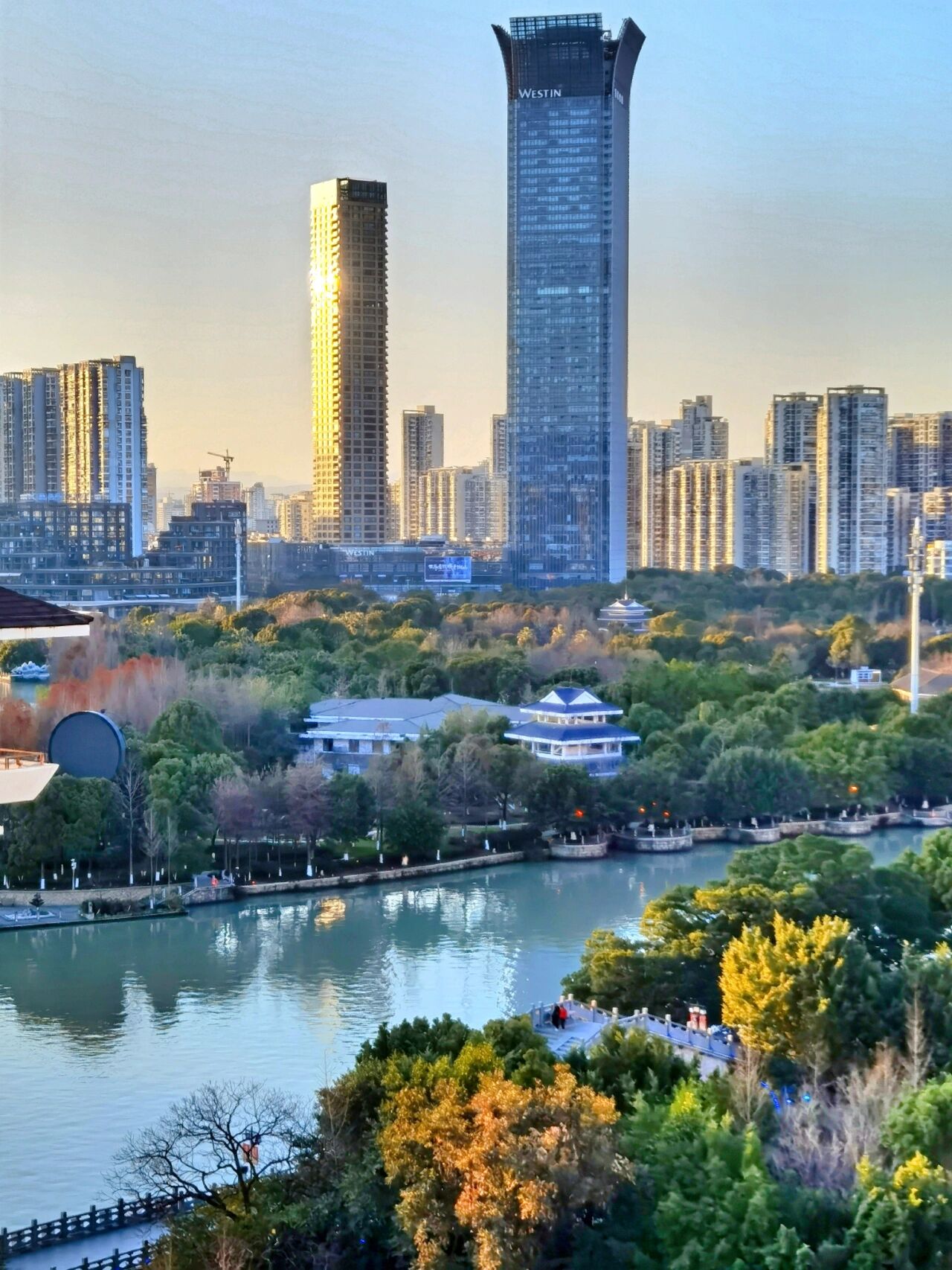 温州境内的第八高楼255米置信大厦 耸立在温州老城区南塘公园,这儿