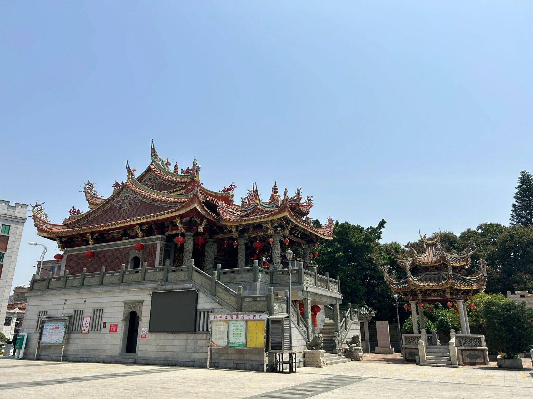 接下来到晋江东石古寨,打卡几张,然后找到两个书屋:皮囊书屋,母亲的