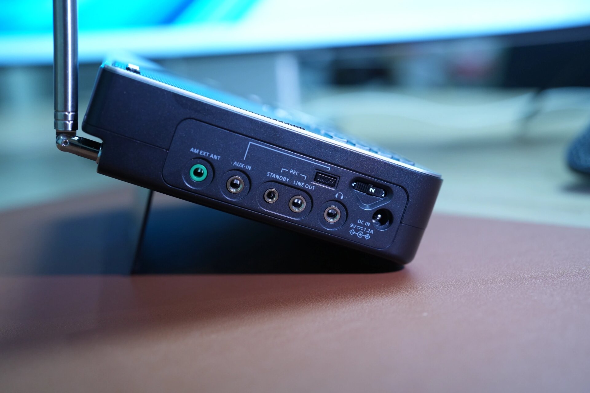 山进909x2 收音机 做工依然优秀. 音质提升明显, 增加了航空波段.