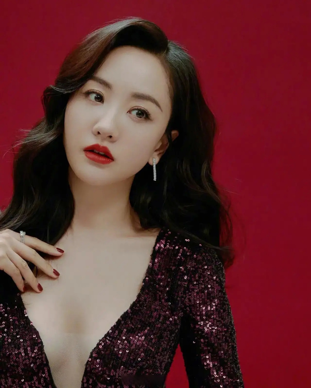 杨蓉的五官算不上多么精致美艳,但肌肤白皙身材完美.