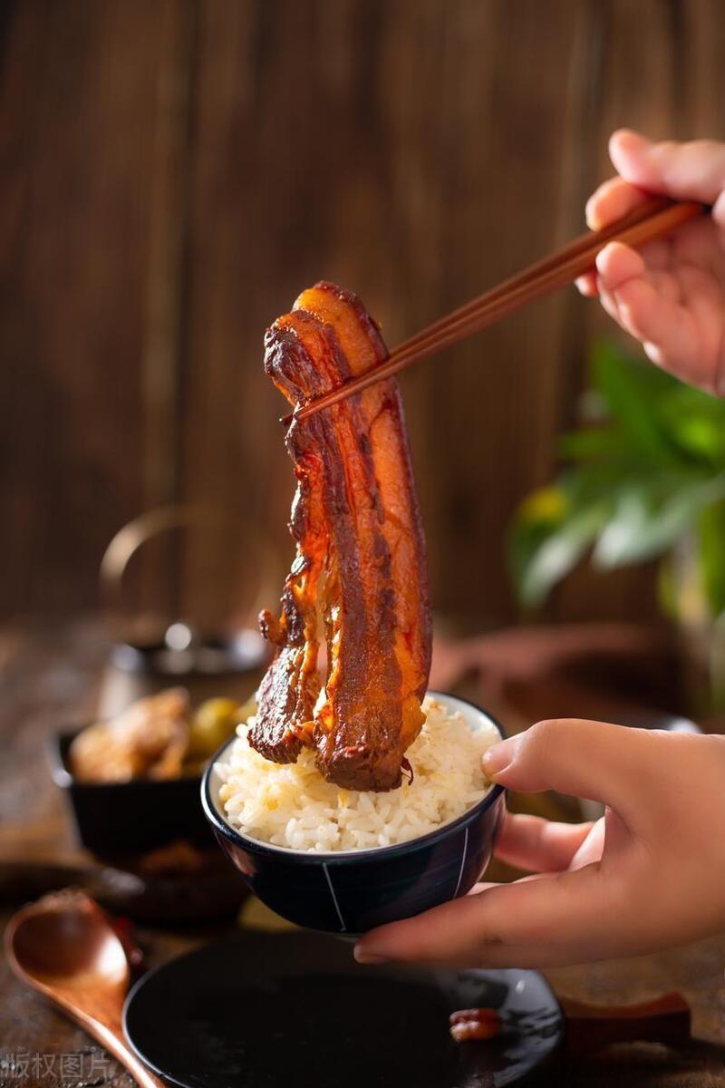 把子肉,这道鲁菜系中的扛鼎之作,在山东大地上可谓深入人心.