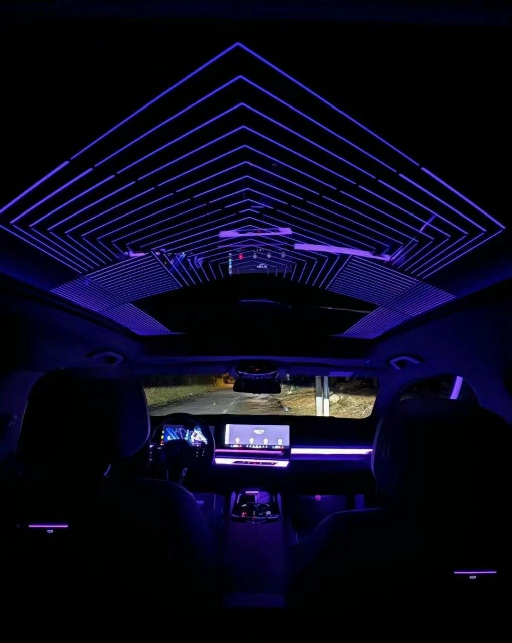 rr的星空顶确实好看 而bmw的星轨天幕 却是随手可得的好看