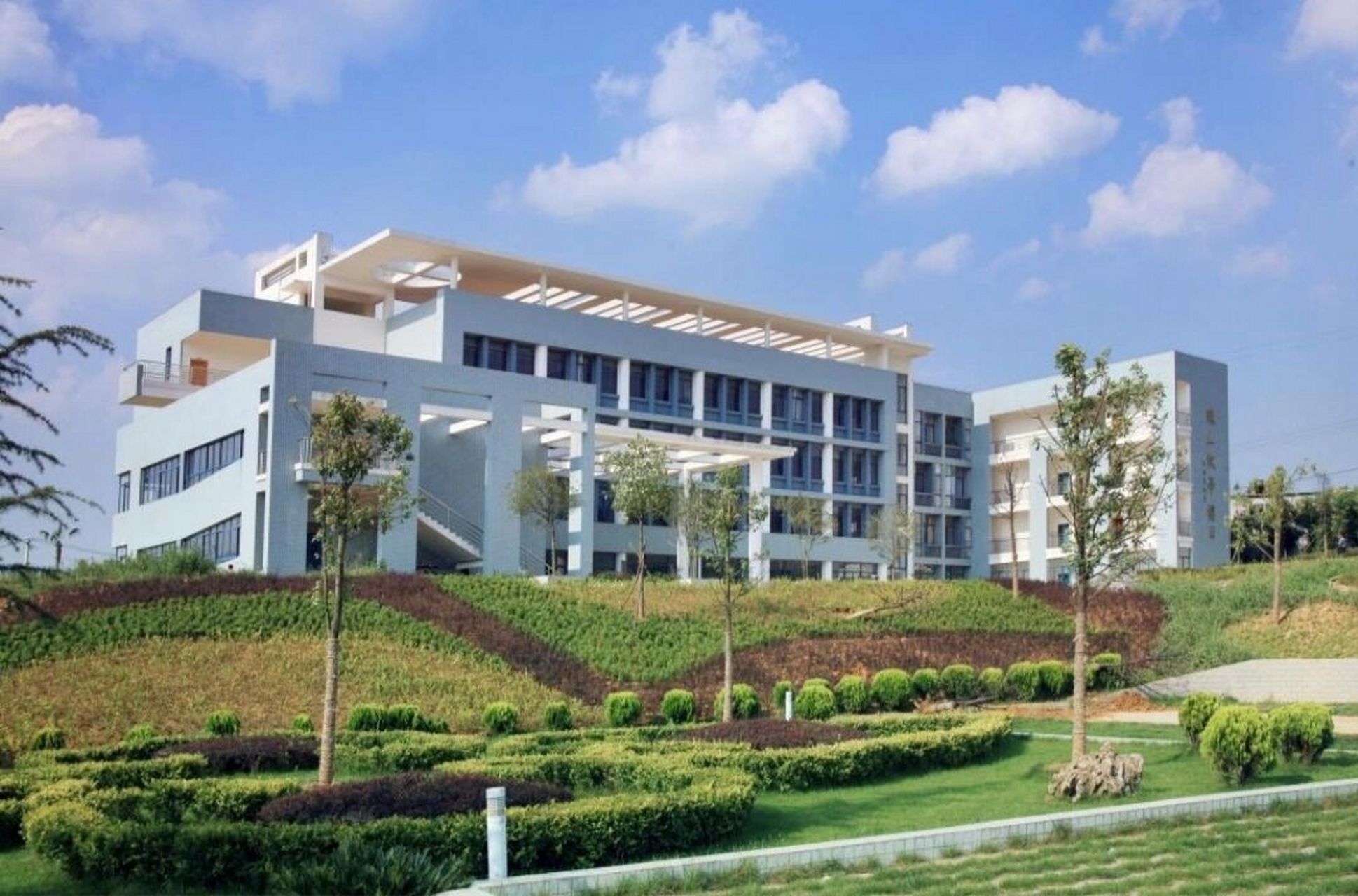 贵州工程应用技术学院校园环境!