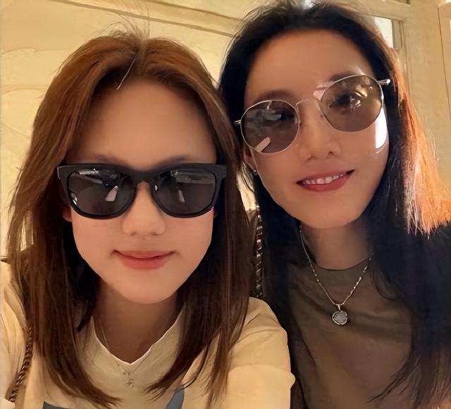 高露,这位在娱乐圈默默耕耘了25年的女演员,终于凭借《六姊妹》中的
