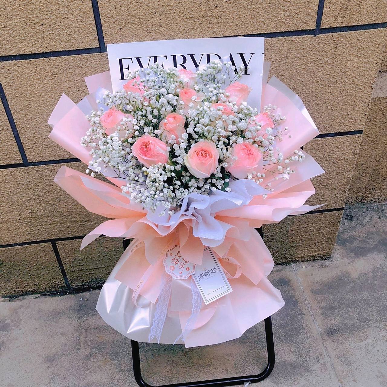 11朵粉色玫瑰搭配白色满天星 直男不知道喜不喜欢这样的搭配风格 芜湖