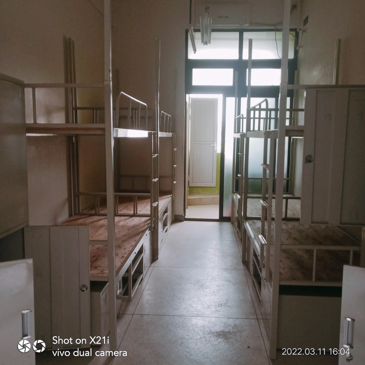 深圳市博伦职业技术学校宿舍 宿舍八人间 八个柜子,床底下也有八个小