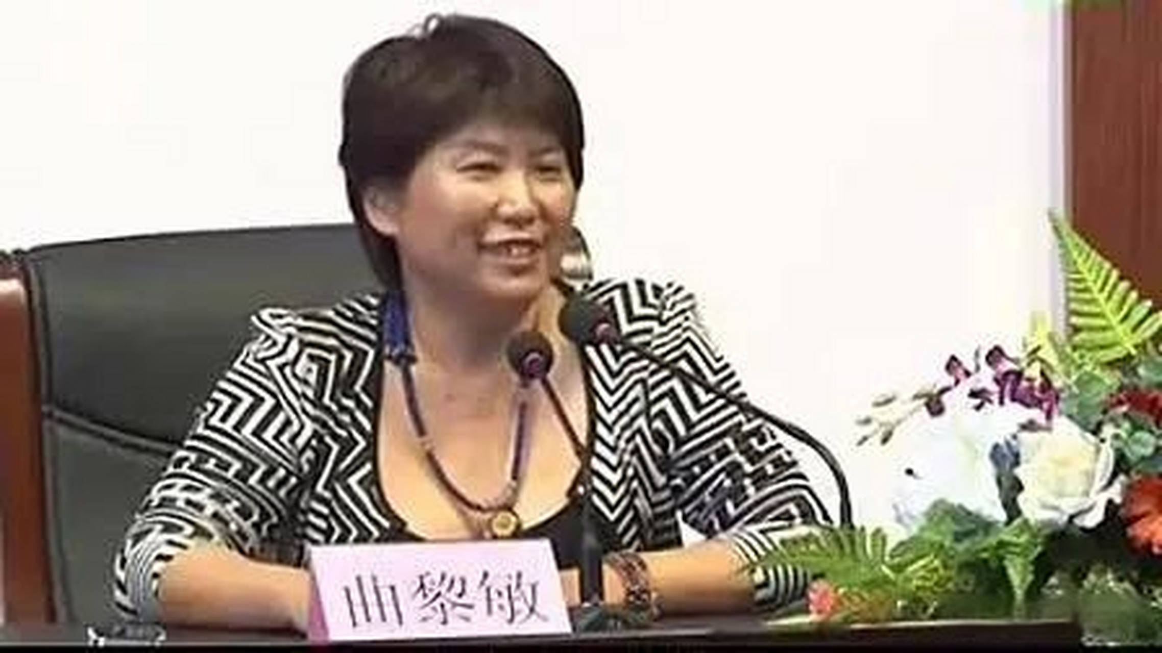 有一次曲黎敏跟老公摊牌说:"你知道吗?你光爱我的身体是不够的!