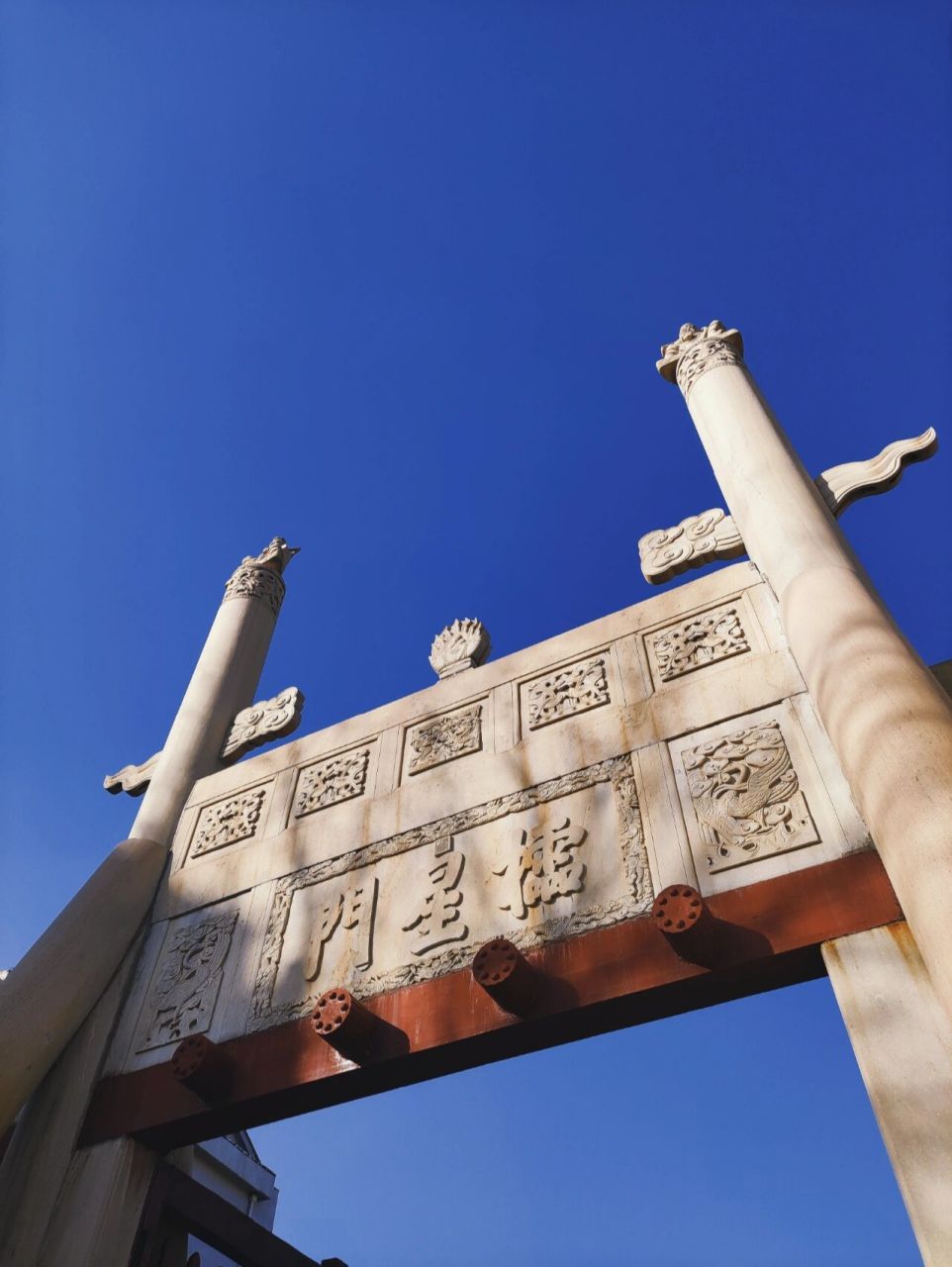 棂星门  "棂星门"是文庙中轴线上的牌楼式木质或石质建筑.