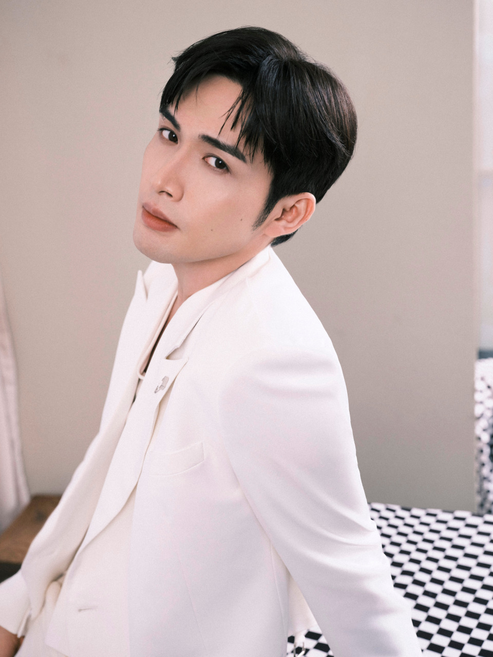 张彬彬白马王子造型#张彬彬今天一身白西装亮身品牌直播活动,纯白