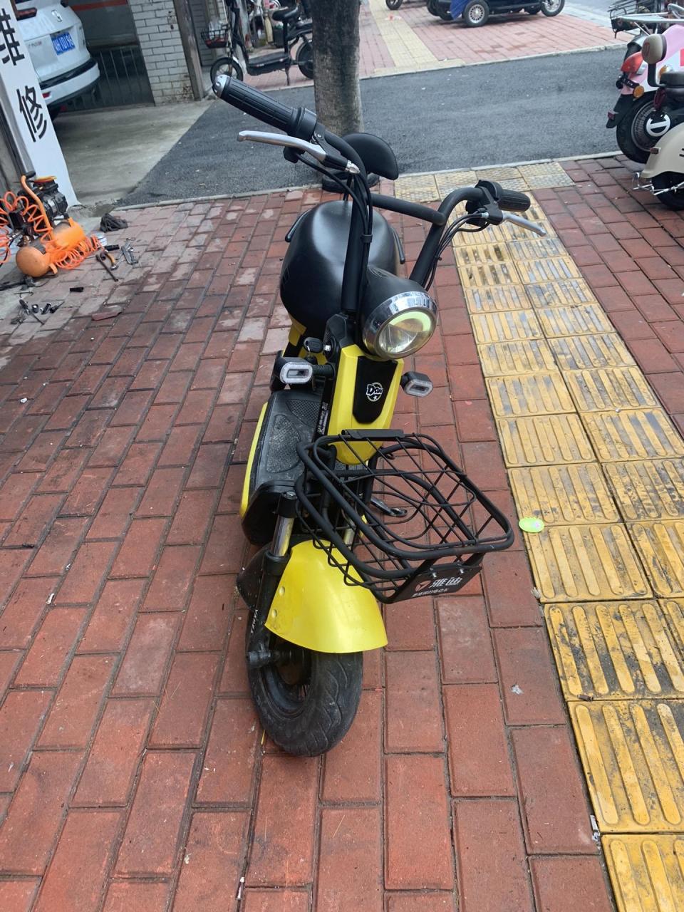 精品二手雅迪蛋蛋车,配48v12a四个小电池,九成新配充电器.