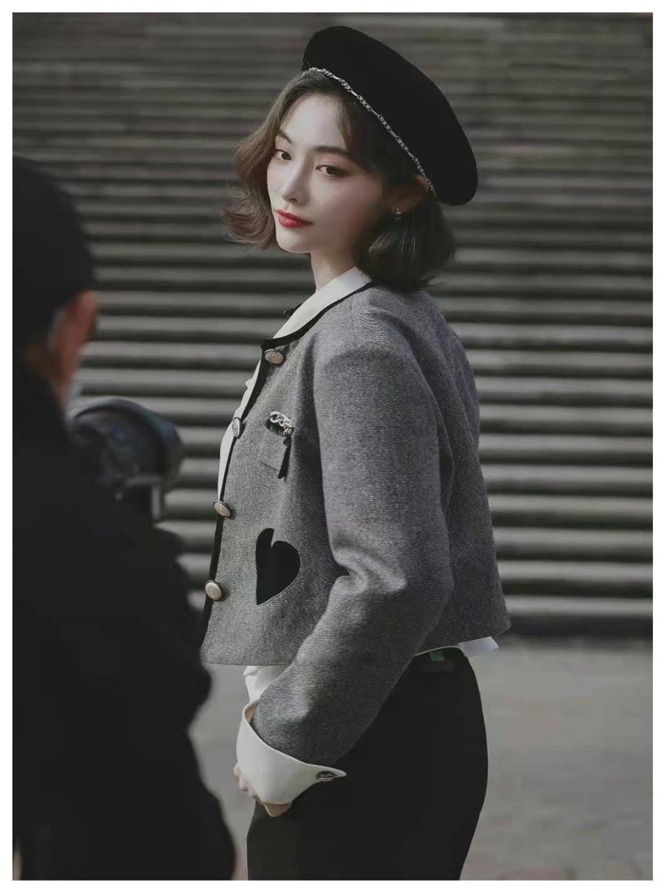 伊凡##穿搭# 许佳琪灰色小香风外套搭配过膝长靴,又酷又飒,波浪短发
