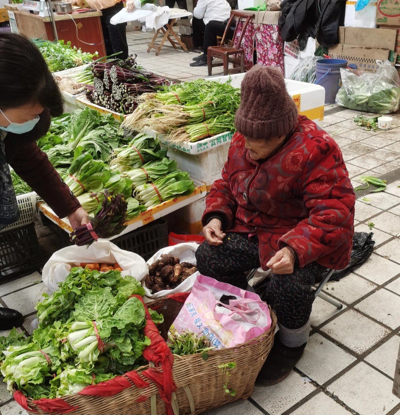 菜场卖菜的老人