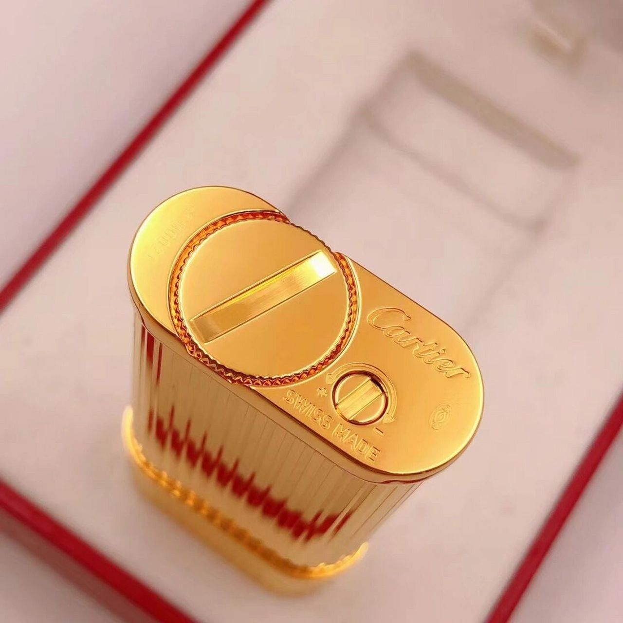 卡地亚打火机    卡地亚 99新库存品镀金宽版卡地亚气体打火机特价