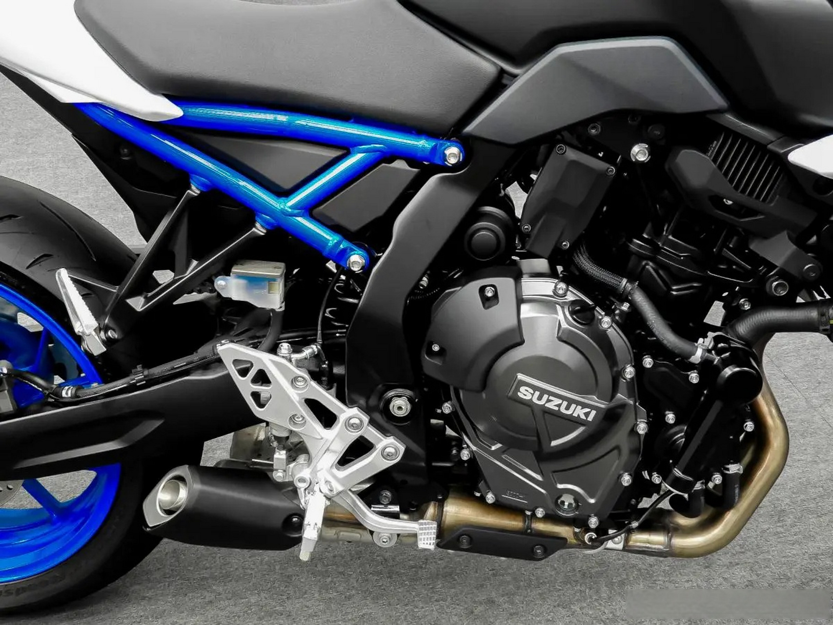 白色的铃木gsx-8s更具视觉冲击力!图五真是凑数#摩托车