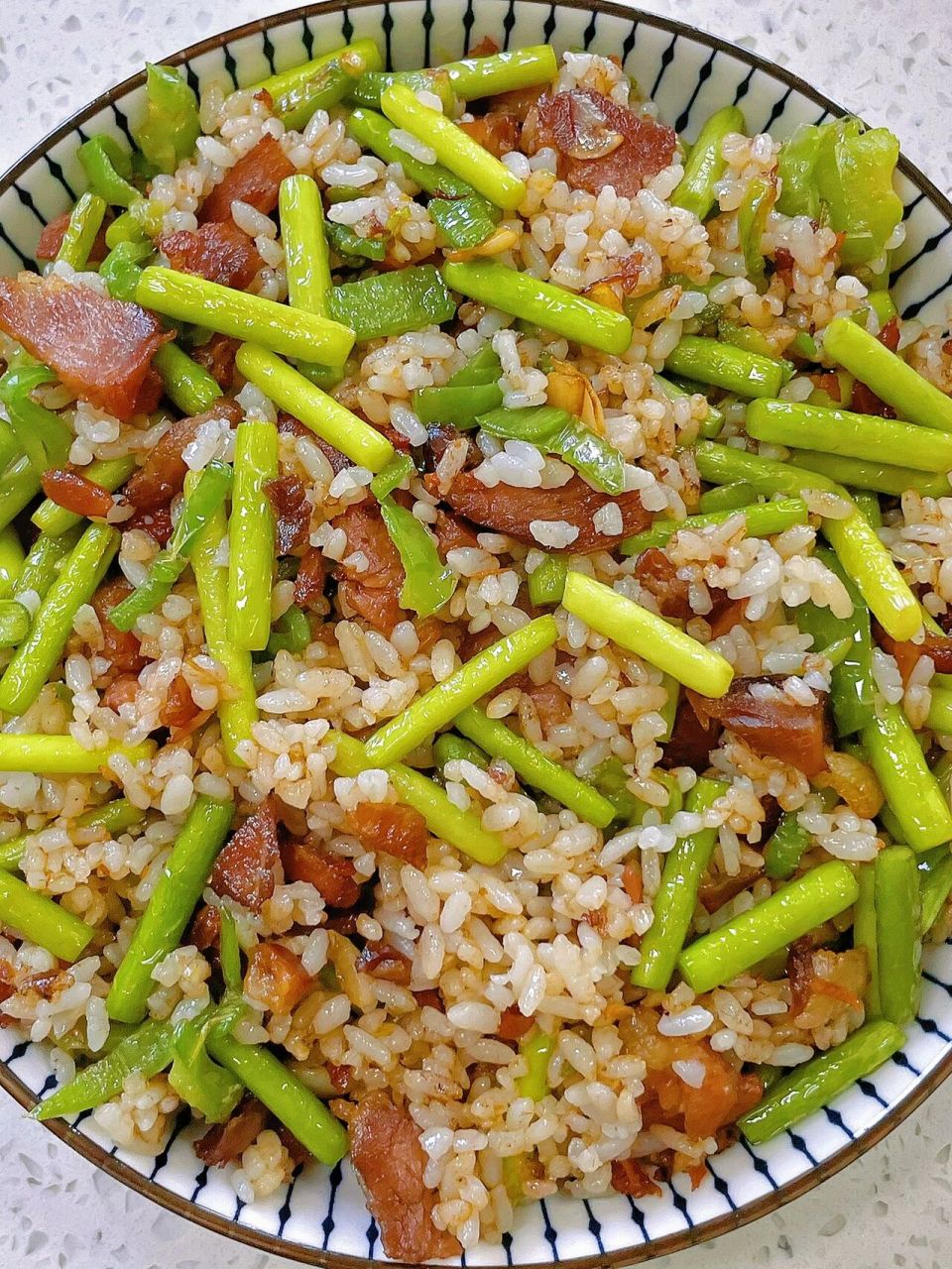 咸香入味的蒜苔腊肉炒饭来啦～ 91做法: 16615准备熟米饭 266