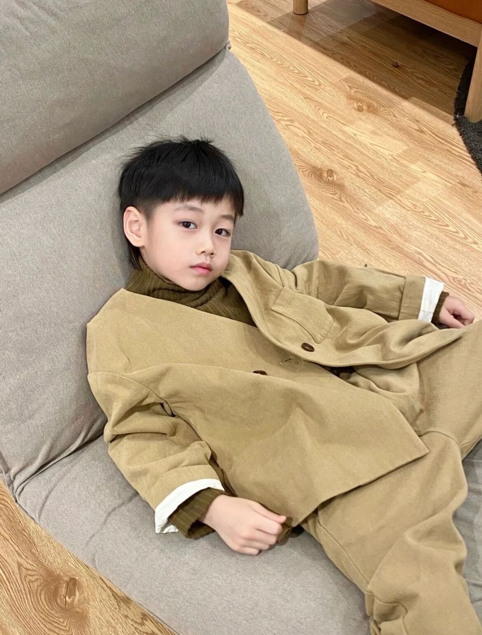 小男孩发型来啦～ 鲻鱼头发型安排在小朋友头上也是很帅气的 要不要把