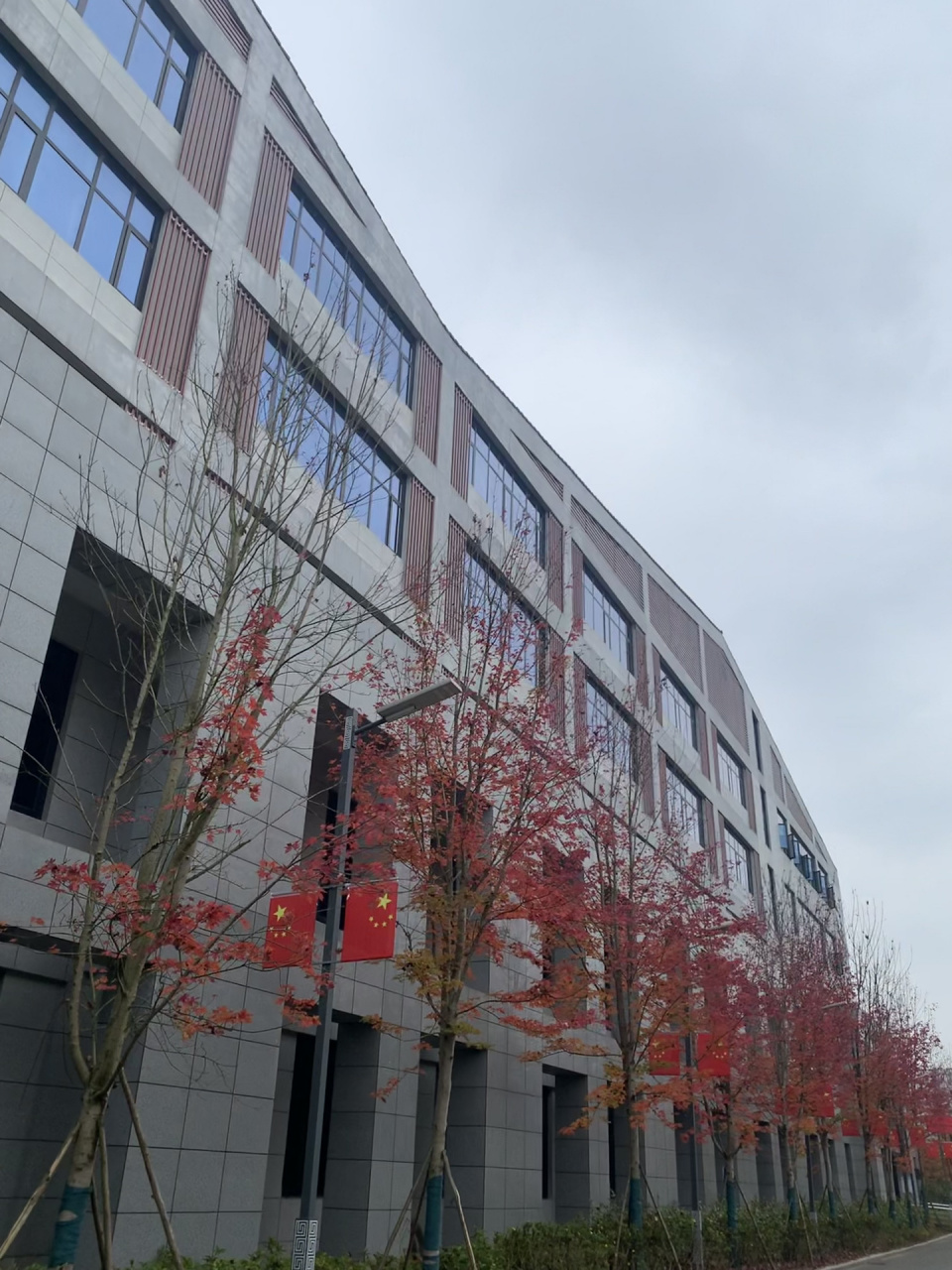 南充文化旅游职业学院    学校的环境还是不错滴,食堂伙食也还阔以,也