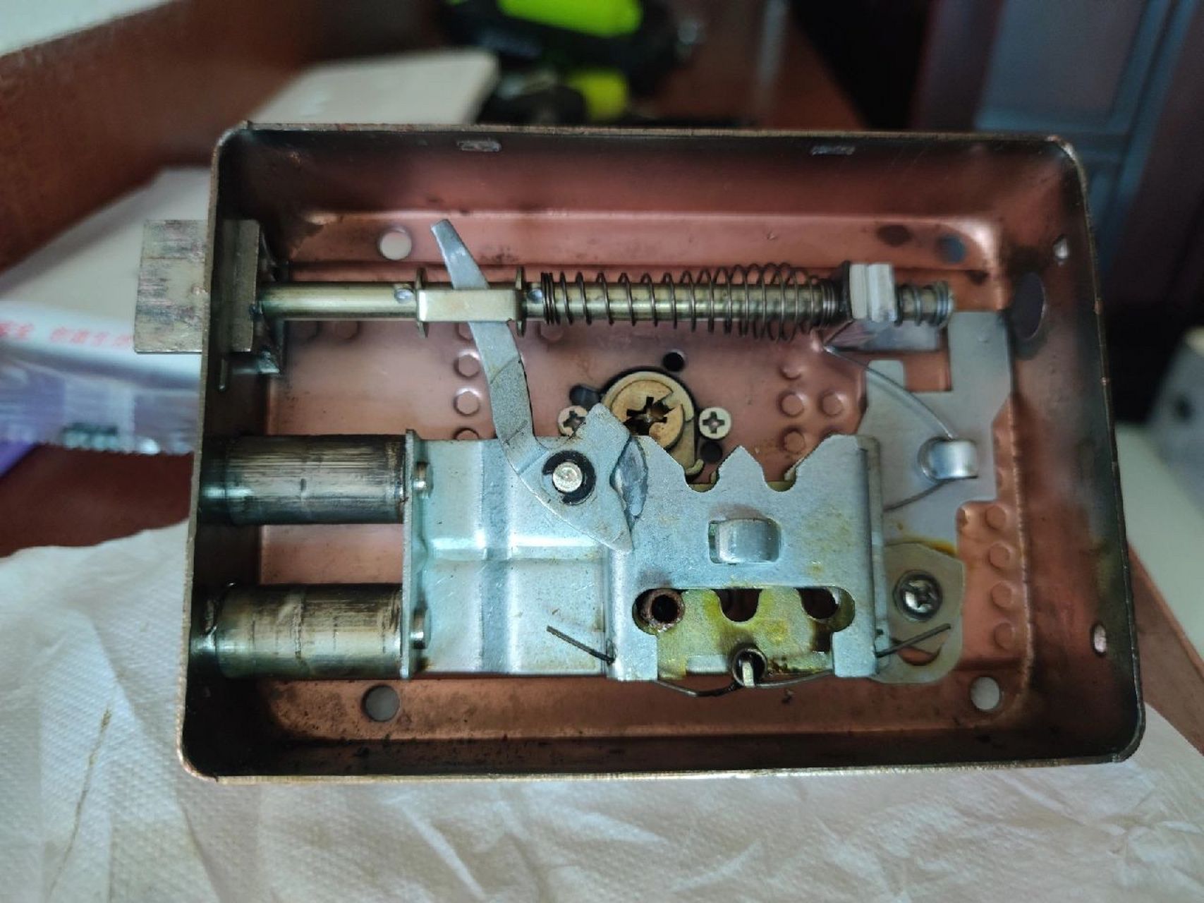 地下室,老式的铁皮防盗门,头一天锁还是很顺滑的,突然就打不开了