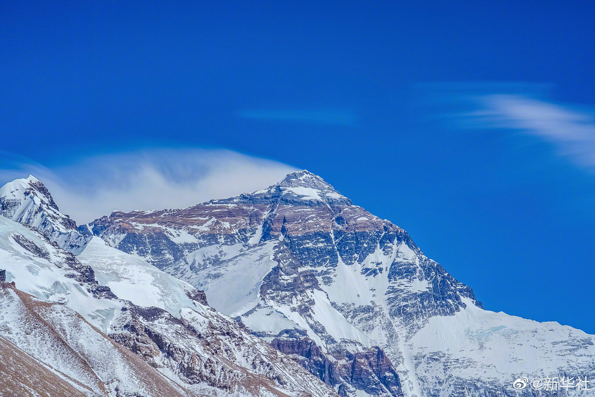 【#珠峰壮美高清壁纸#】巍峨的珠穆朗玛峰屹立于青藏高原,作为世界