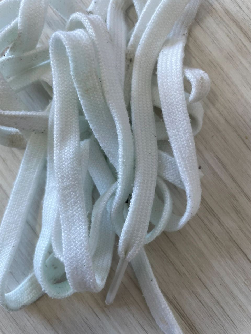 白鞋带发黄怎么办 鞋带洗不干净,鞋子刷再干净,也感觉像没刷一样.下面