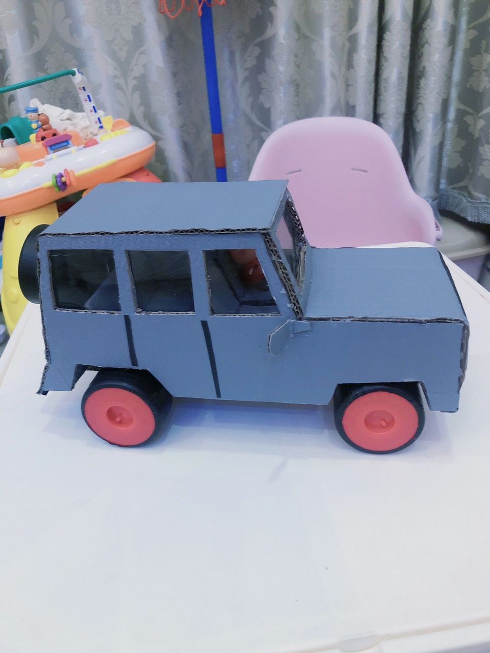 幼儿园手工作业小汽车 用纸箱做的小汽车幼儿园布置的家庭作业