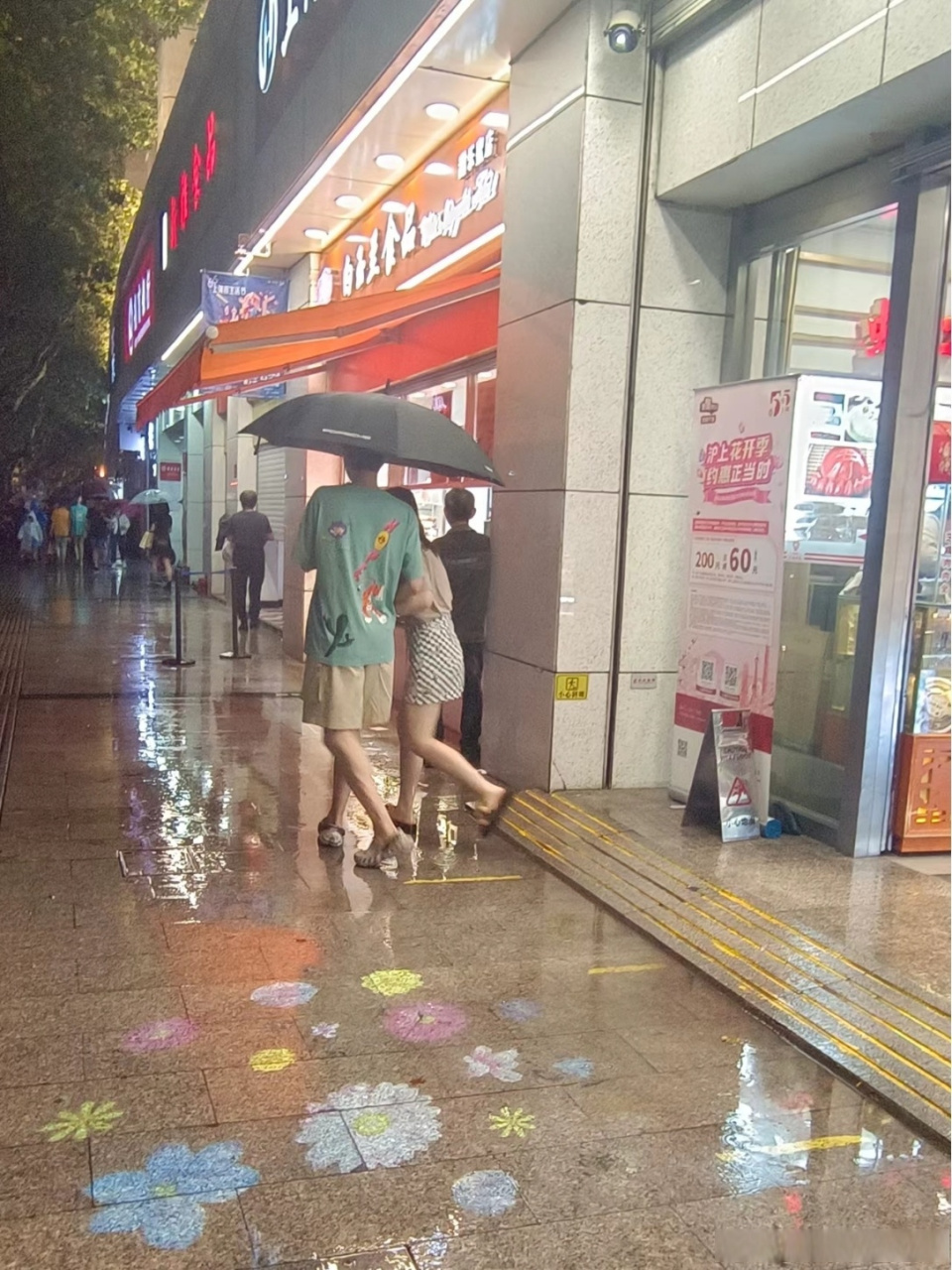 网友偶遇庞博和老婆逛街,背影都是如此的般配!