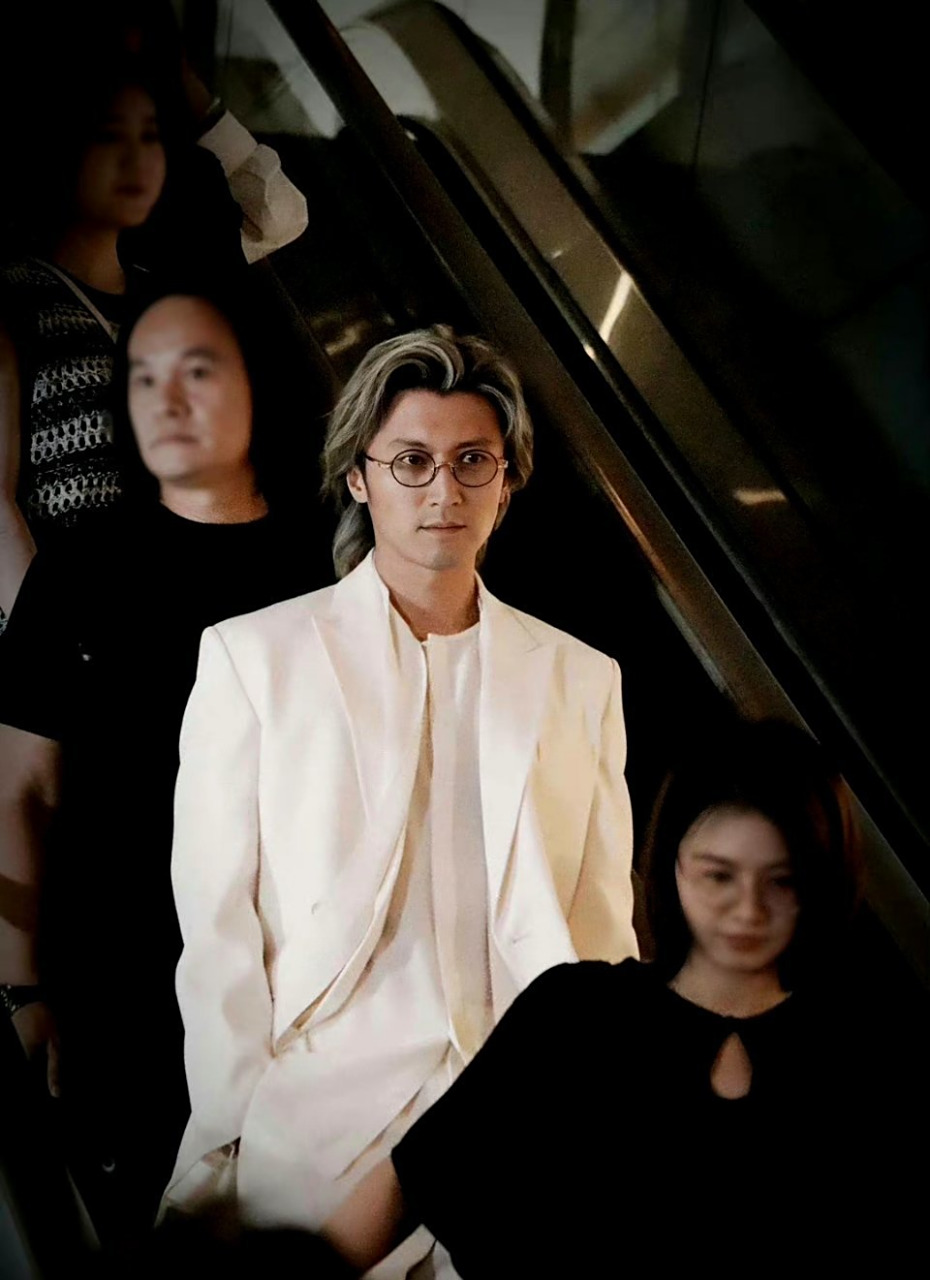 谢霆锋不愧是谢霆锋,最新红毯造型好帅啊.