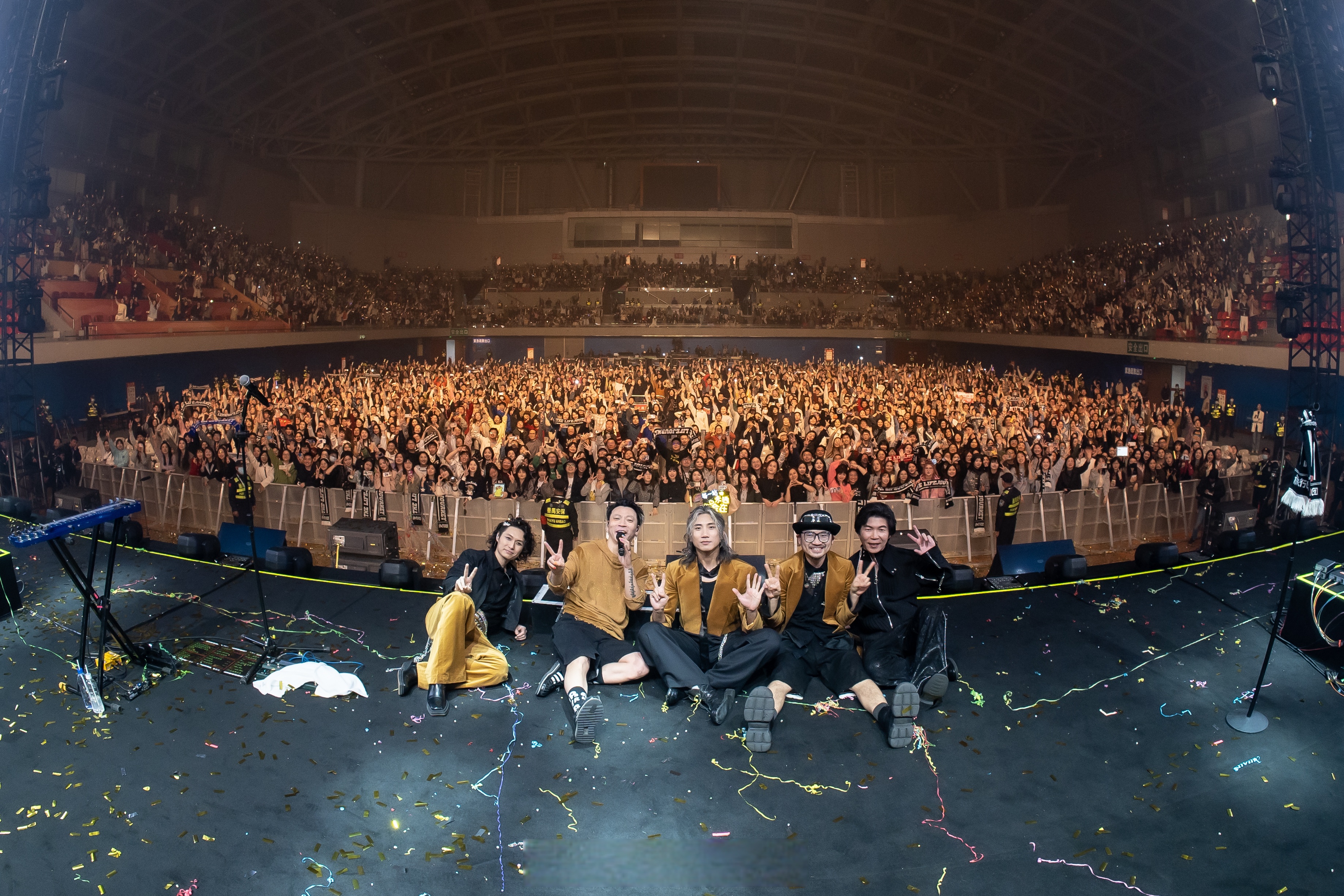 #旅行团乐队广州演唱会# 合照 本轮巡演 圆满收官 从十九年到二十年