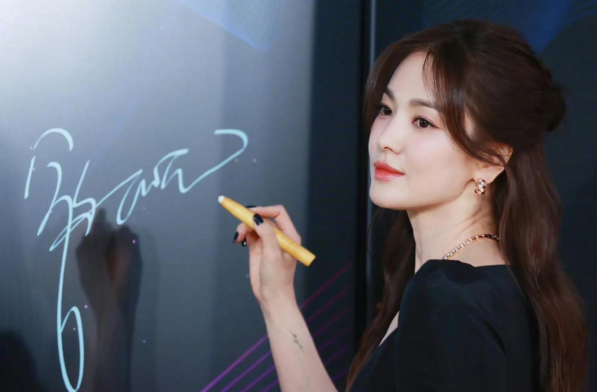 离婚后宋慧乔一直没有新恋情,宋仲基恋爱结婚生子全套走完了.