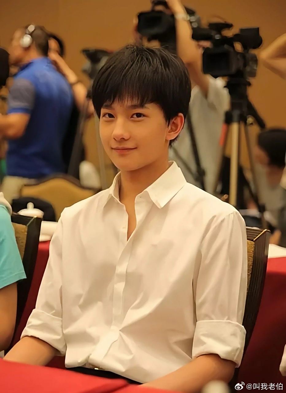 十六十七岁的杨洋,一脸纯真,没有天下唯我独帅的得意,一点也不油