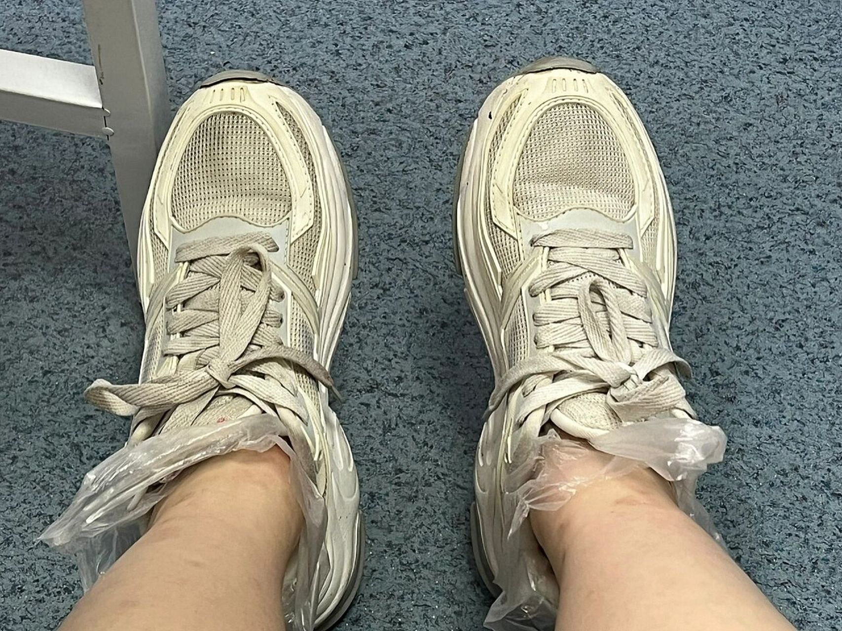 塑料袋当袜子 太6了 今天下午突然下大雨了,穿的回力全湿了,然后老师