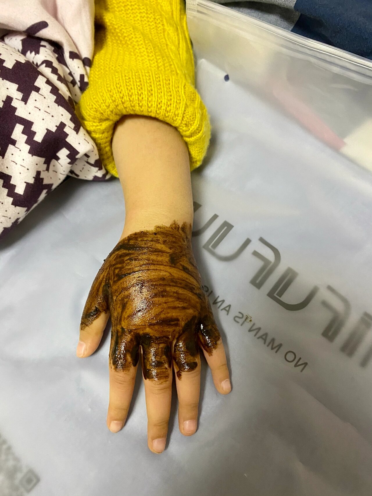 孩子被蚊虫叮咬红肿不用慌了 强行更新 最近三胖在一堆绿植附近被莫名